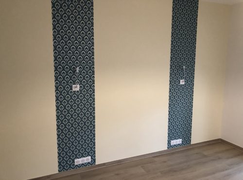 Chambre avec applique sur lé de tapisserie