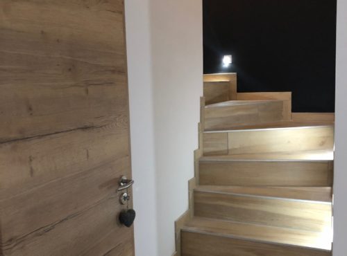 Bel escalier carrelage bois et porte intérieure effet bois Staffelfelden