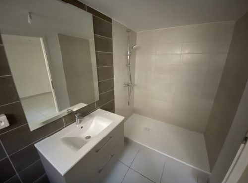 Salle de bain avec Bac à douche extra plat maison 4 pans